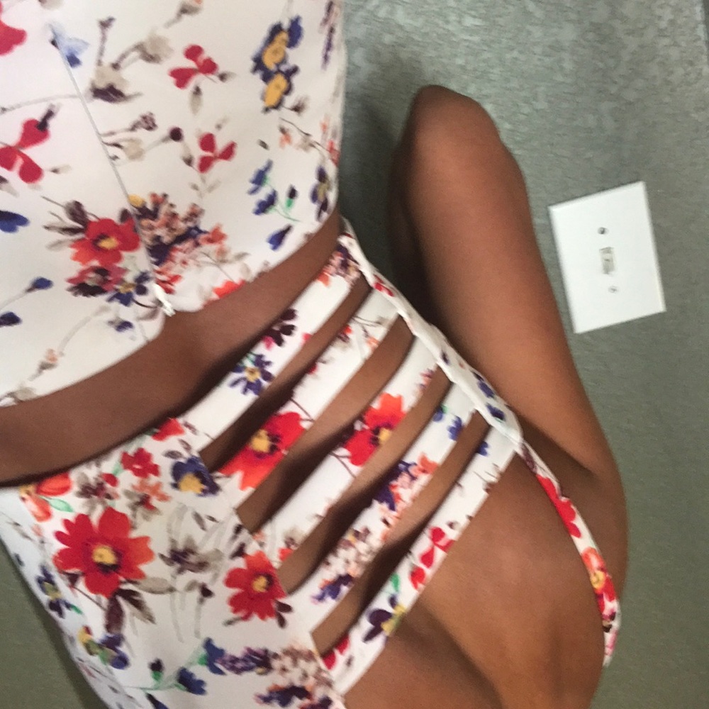 EXPRESS Floral Set - Picture 3 of 9